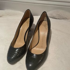 Giuseppe Zanotti Round Toe Snake Skin Leather Pump